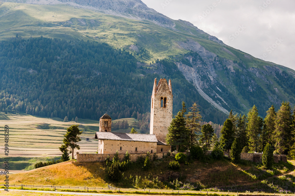 Fototapeta premium Celerina, San Gian, Kirche, St. Moritz, Oberengadin, Engadin, Wanderweg, Landwirtschaft, Alpen, Graubünden, Sommer, Schweiz