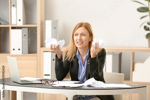 Frustrated businesswoman ho...