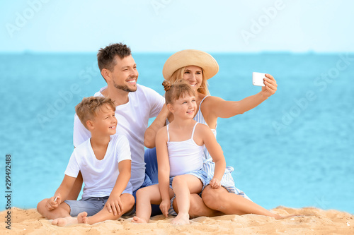 Portrait of happy family ta...