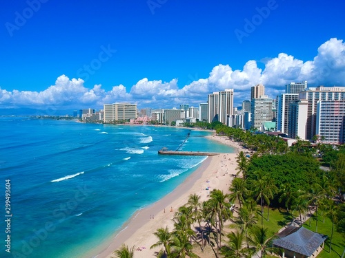 Aerial view of Waikiki beach © Elias Bitar