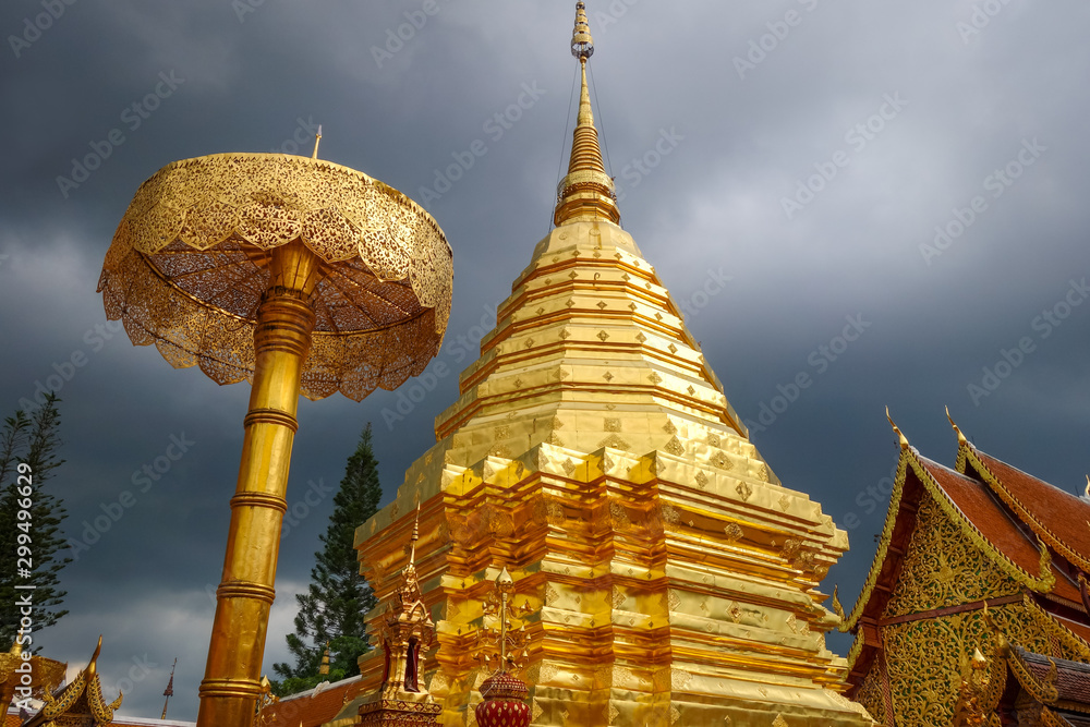 Fototapeta premium Wat Doi Suthep golden stupa, Chiang Mai, Thailand