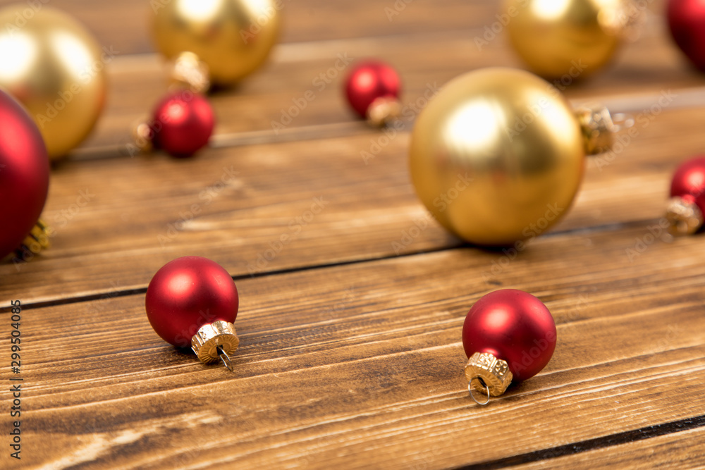 Naklejka premium red and gold christmas balls on a wooden background