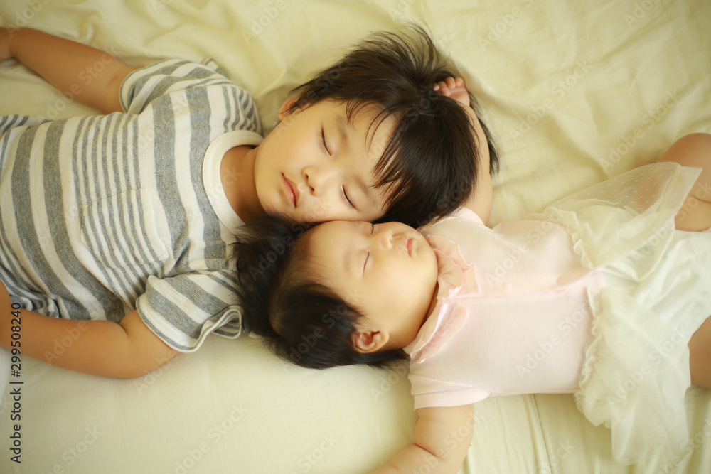 お昼寝する子供たち お昼寝する子供たち