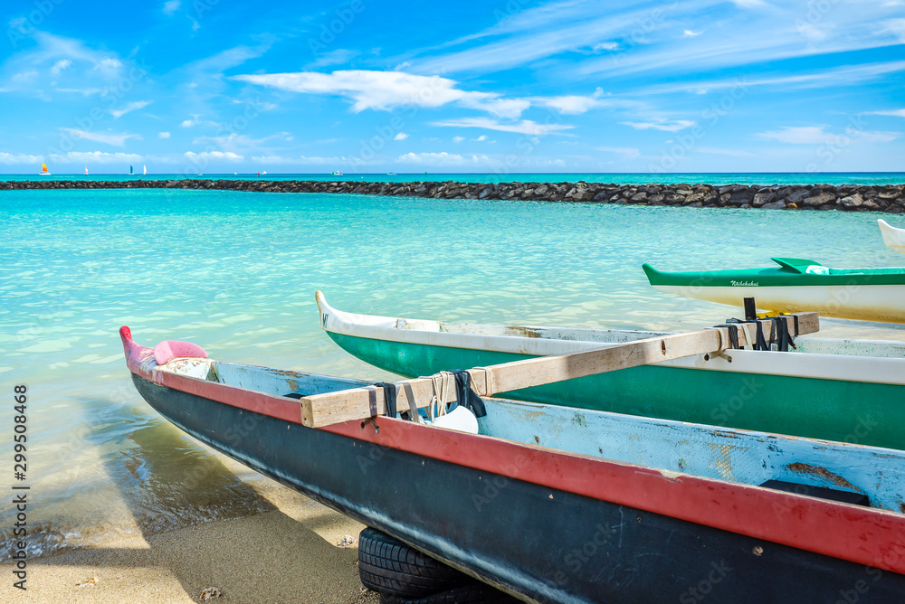 ハワイのワイキキビーチに置かれたボートと青い海