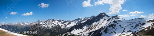 Gebirgs-Panorama in den Allgäuer Alpen, Schneereste an den Gipfeln im Frühjahr. Aussicht vom Fellhorn