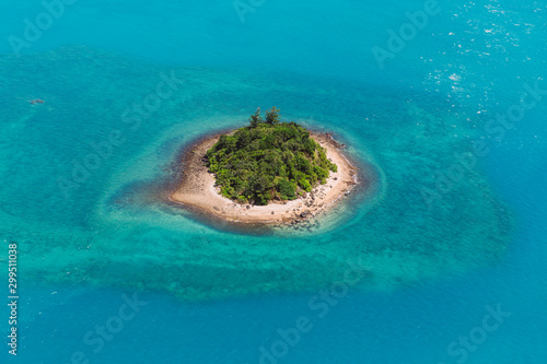 Kleine Insel im blauen Meer