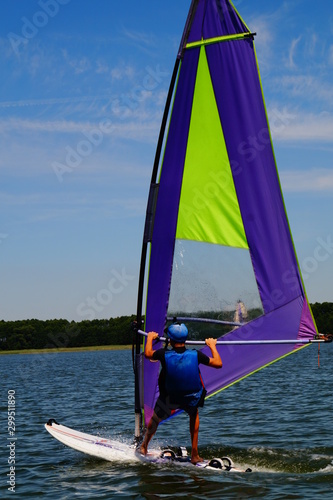 Fototapeta Naklejka Na Ścianę i Meble -  Windsurfing na jeziorze na Mazurach