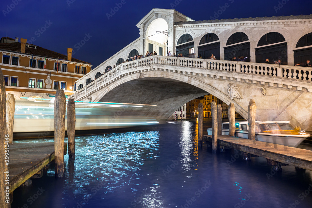 Amazing architecture of the Ponte di Rialto bridge over the grand canal of Venice city, Italy