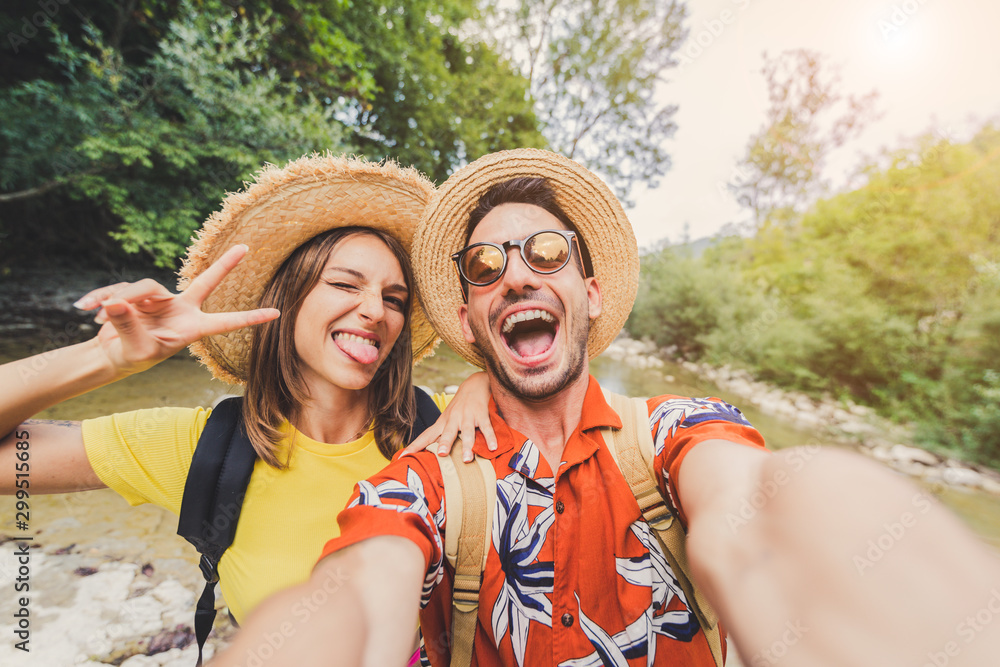 Couple travel and take a selfie on vacation  - obrazy, fototapety, plakaty 