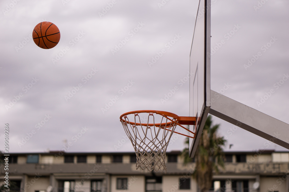 Basket to play outdoor basketball