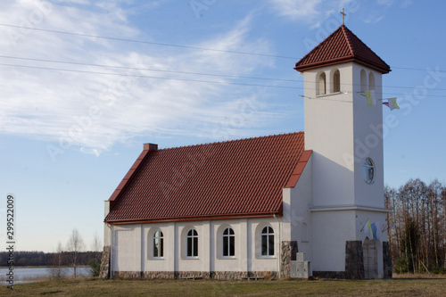 Fototapeta Naklejka Na Ścianę i Meble -  Kościół w Zdorach nad jeziorem Śniardwy na Mazurach