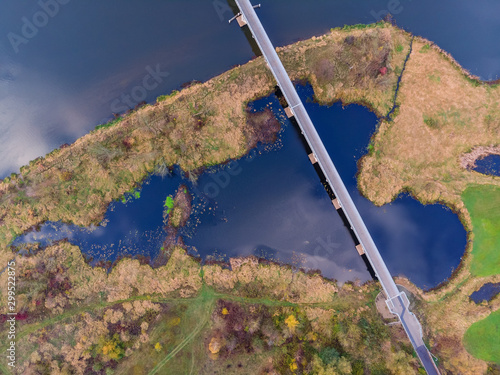 Jezioro w kształcie serca przecięte drogą, widok z lotu ptaka