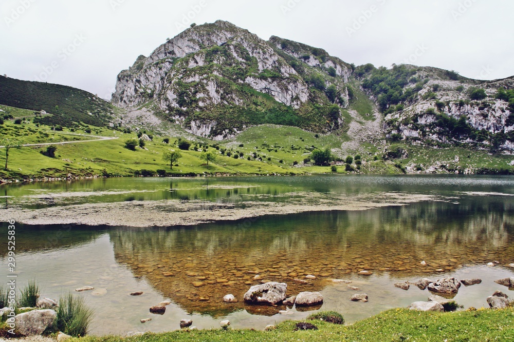 Lago Enol de Covadonga, Asturias, España.