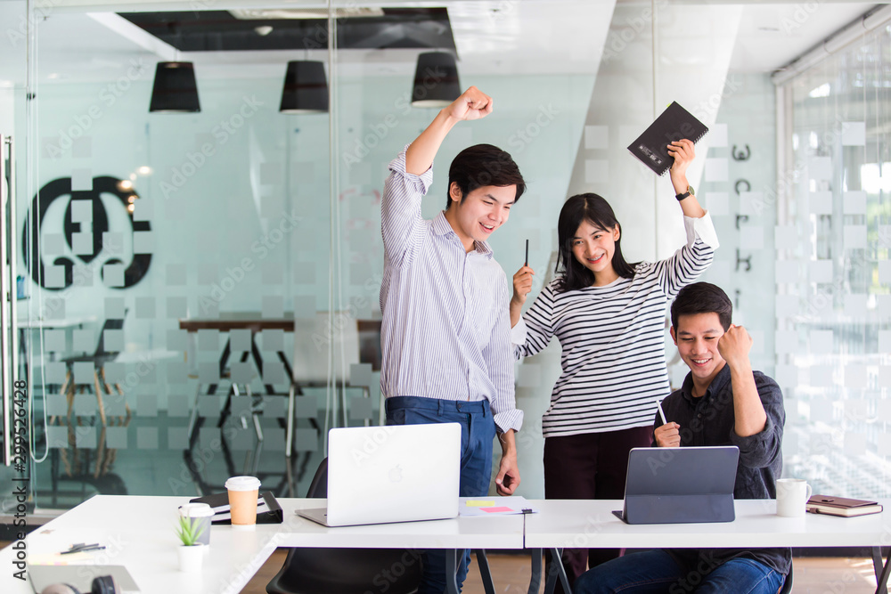 Obraz premium Young Asia freelance groups are helping to design products and use computers At cafe