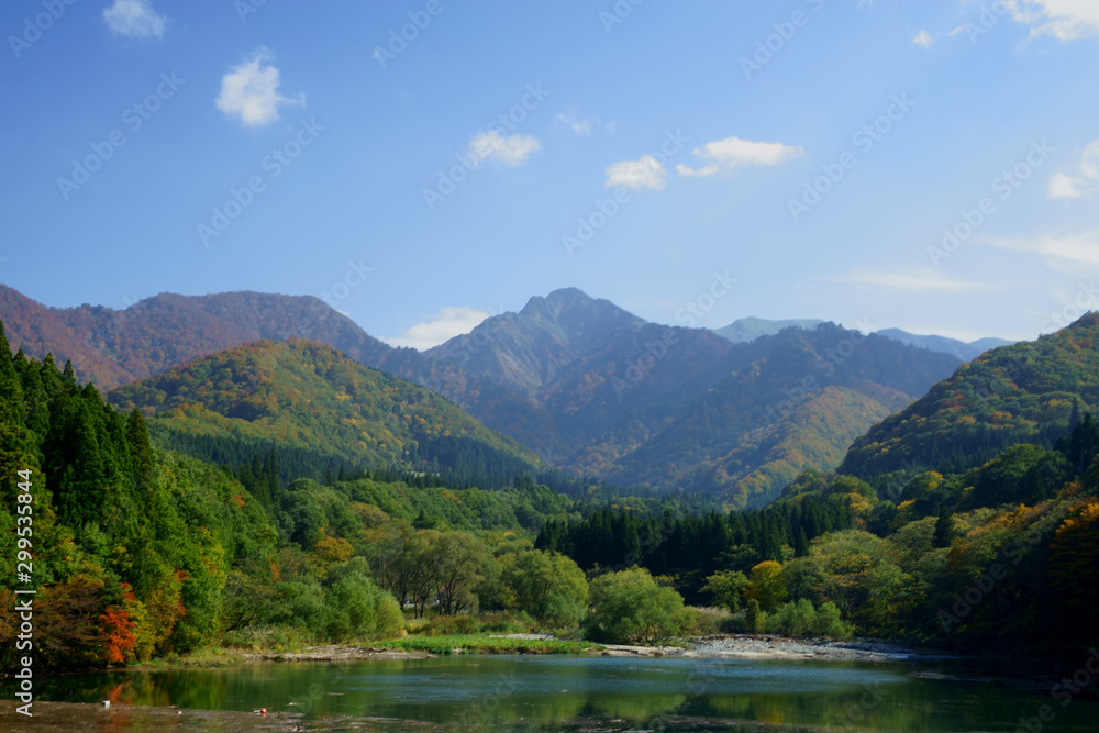 湖のリフレクションが美しい大源太山
