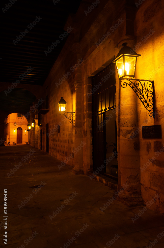 Fototapeta premium キューバハバナ 旧市街の夜のライトに照らされた路地