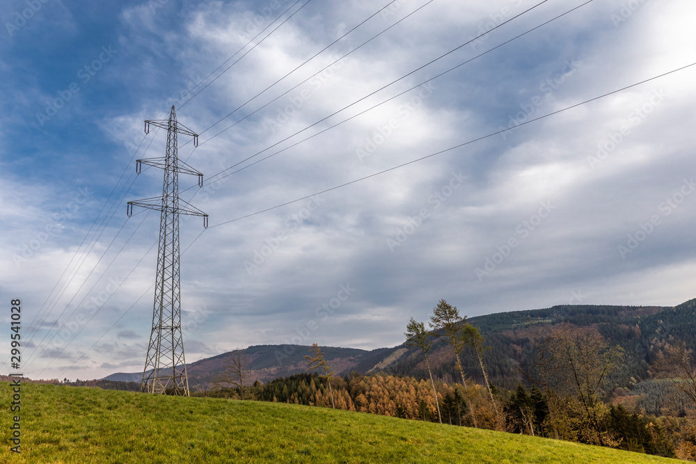 Stromleitung im Sauerland vor herbstlichem Himmel