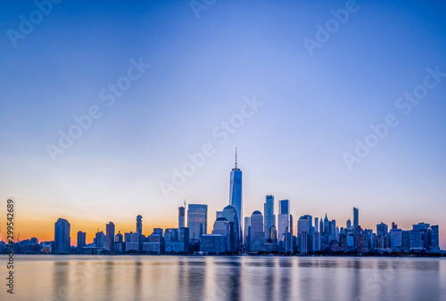 Manhattan skyline at dawn, view from New Jersey © Davidzfr