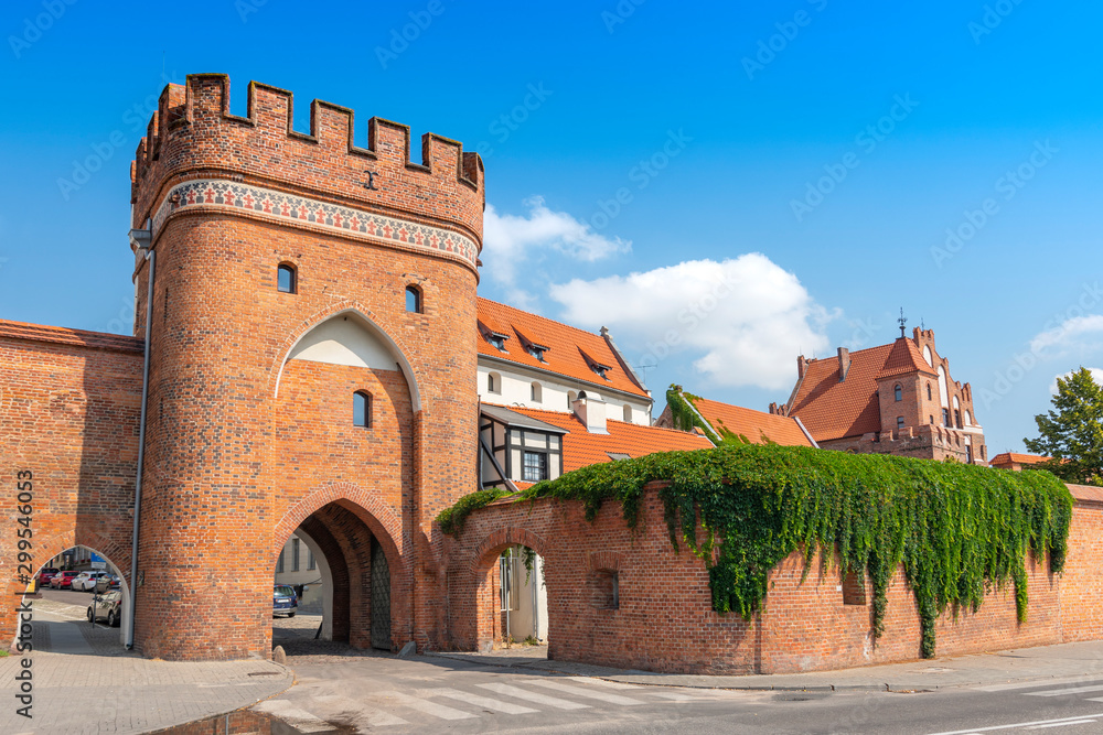 Bridge Gate (Polish: Brama Mostowa) from 1432 and city wall in Torun, Poland. - obrazy, fototapety, plakaty 