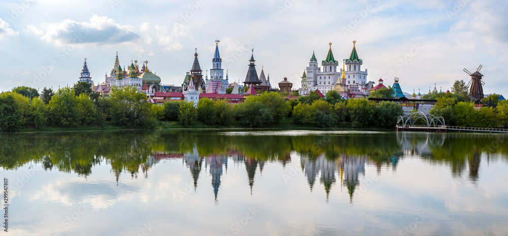 Fototapeta premium Izmailovsky Kremlin by the lake in Moscow