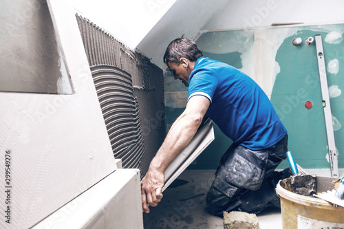 Schilderij op canvas Fliesenleger bei der Arbeit, Haus umbau oder renovierung