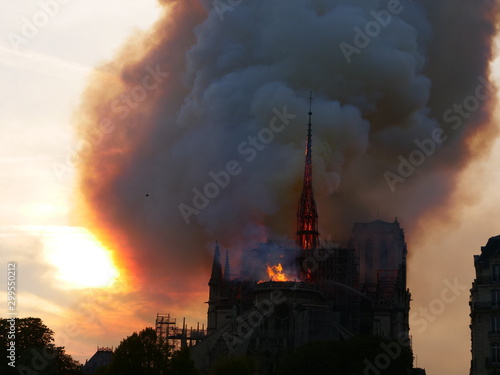 Notre dame de Paris lors de l'incendie du 15 avril 2019 vers 19 heures.