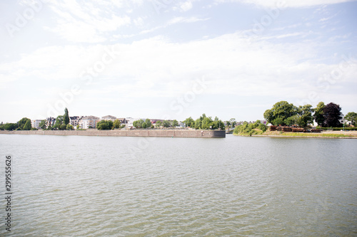 blick auf eine landzunge in koblenz am rhein in deutschland