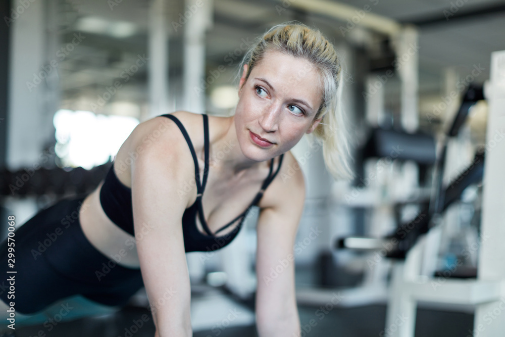 Sportliche junge Frau beim Fitness Workout