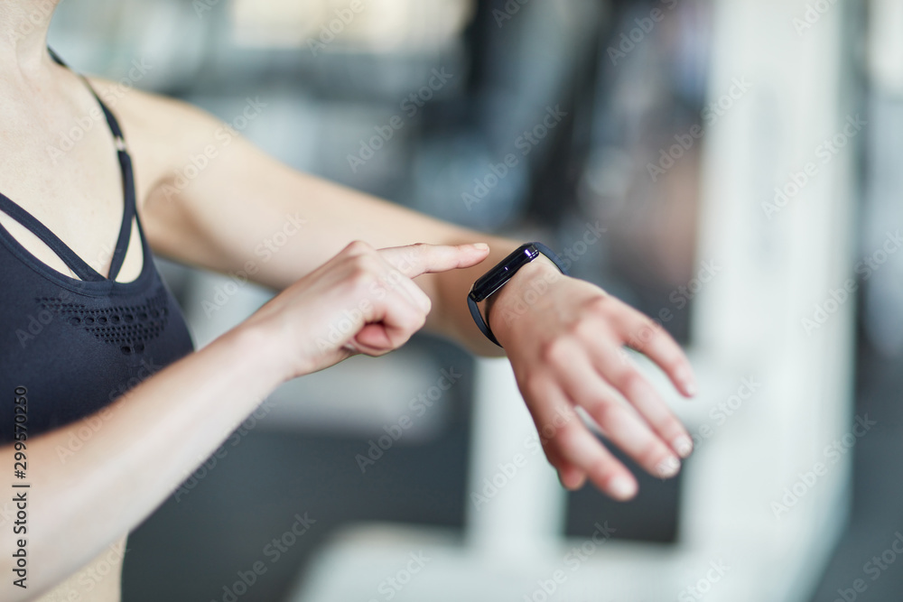 Smartwatch am Handgelenk einer Frau beim Sport a