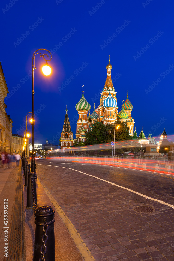 Obraz premium St. Basil's Cathedral at dusk, Red Square, Moscow