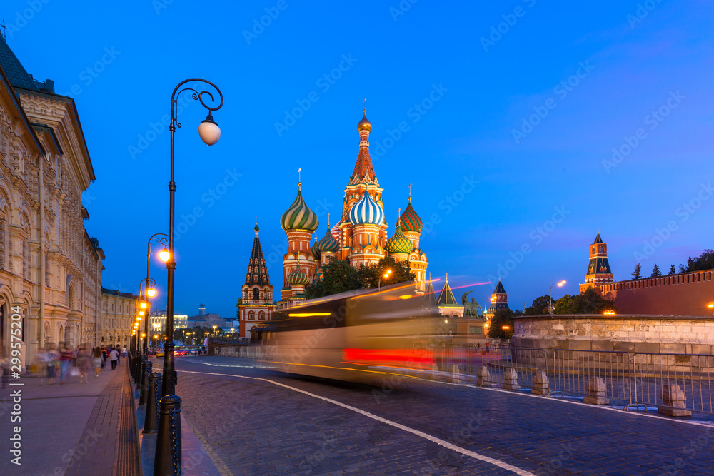 Obraz premium St. Basil's Cathedral at dusk, Red Square, Moscow