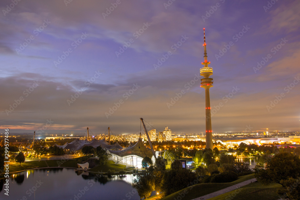 Fernsehturm München in der Abenddämmerung