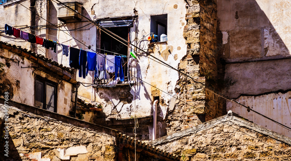 Wäsche auf der Leine vor einem baufälligen Haus in Palermo