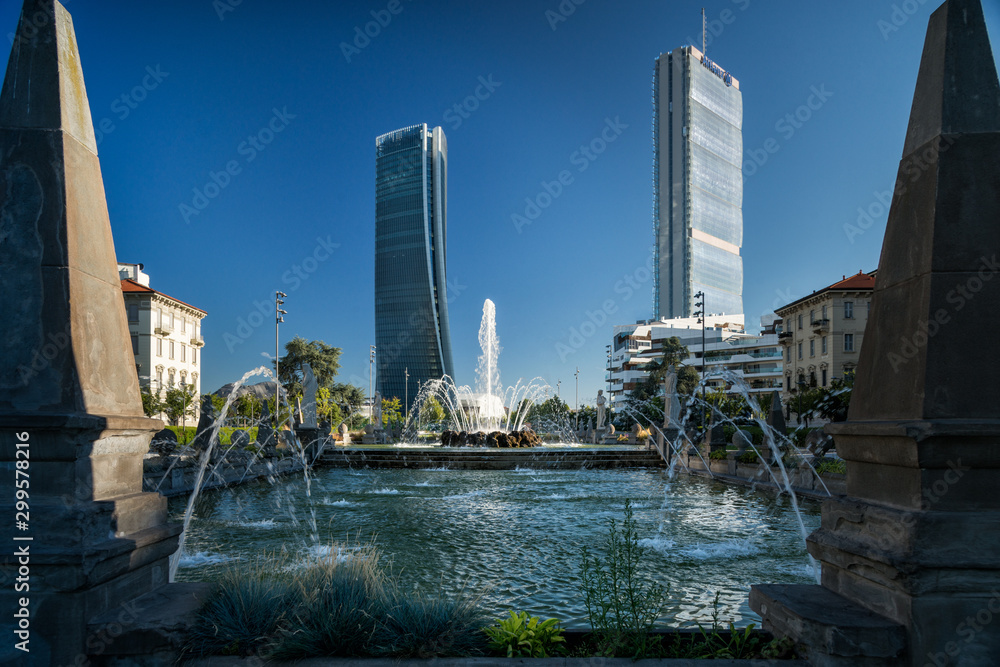 Piazza con fontana con grattacieli sullo sfondo, Milano 3 Torri