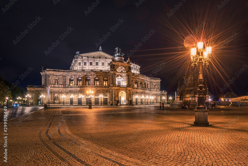 Obraz premium Die Semperoper zur blauen Stunde