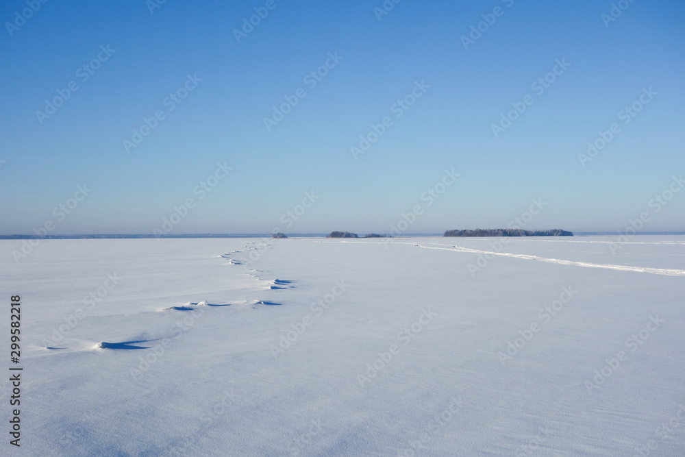 Jezioro pokryte lodem