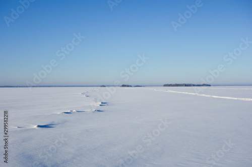 Jezioro pokryte lodem © Jerz
