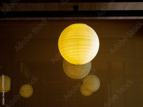 和風の丸型ペンダントライトとロールスクリーン　Japanese-style round pendant light and roll screen