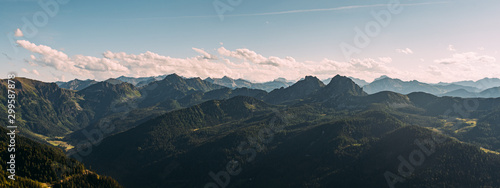 Wandern am Dachstein in der Steiermark in Österreich photo