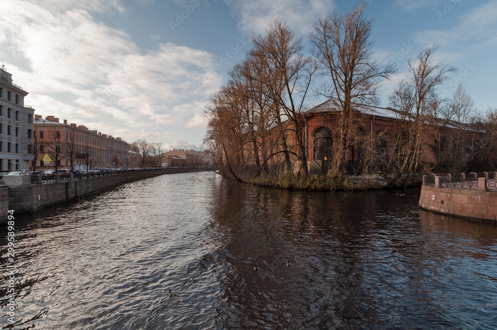 Obraz premium New Holland Island in the center of St. Petersburg on a cold sunny autumn evening
