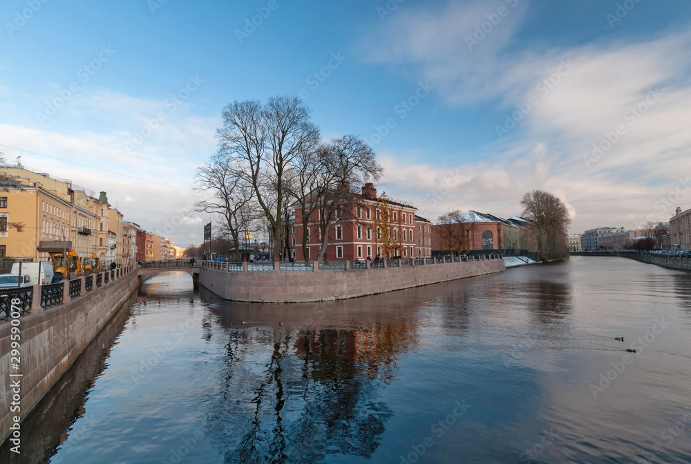 Obraz premium New Holland Island in the center of St. Petersburg on a cold sunny autumn evening