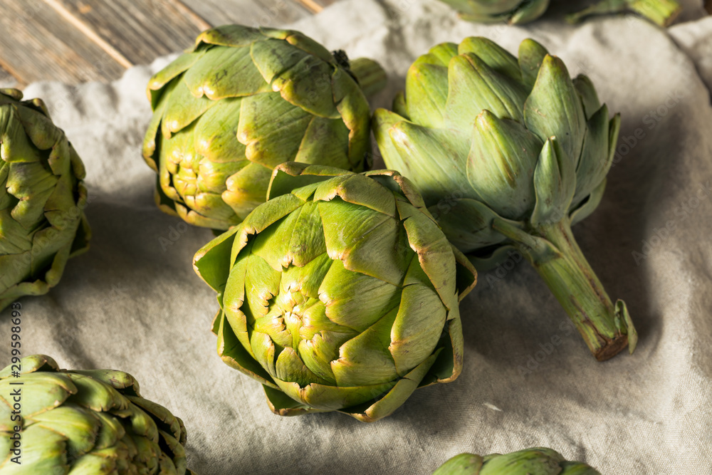 Obraz premium Raw Green Organic Artichokes