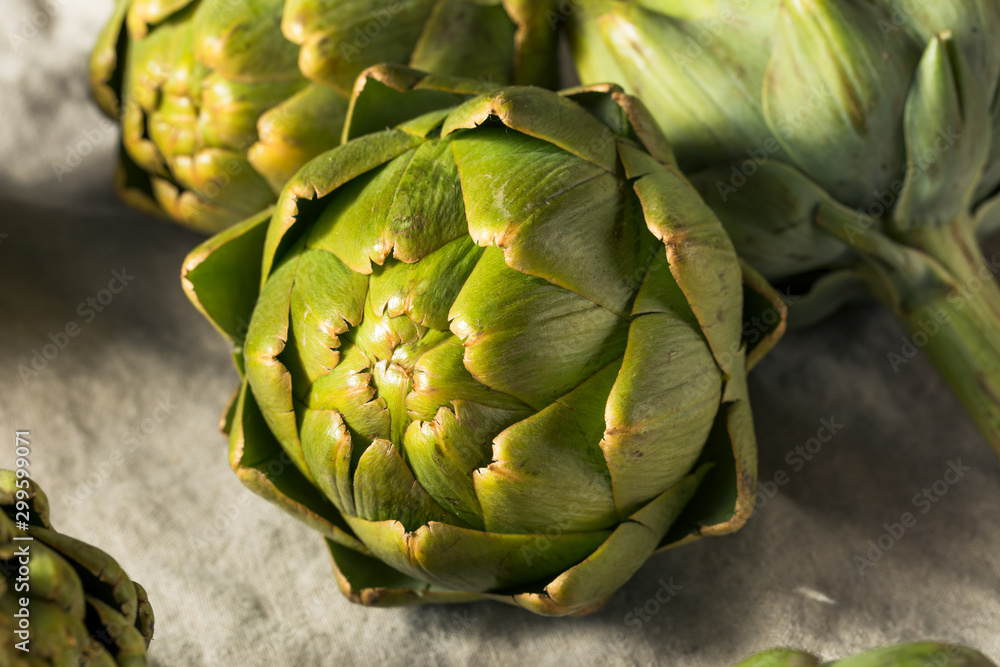 Obraz premium Raw Green Organic Artichokes