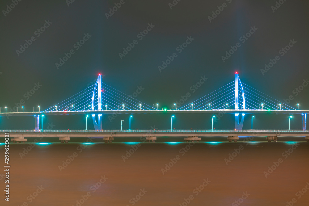 Obraz premium Night view of the Zhuhai section of the Hong Kong-Zhuhai-Macao Bridge in China