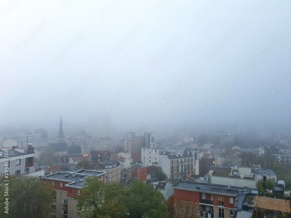 Vue aérienne d'une ville plongée dans le brouillard