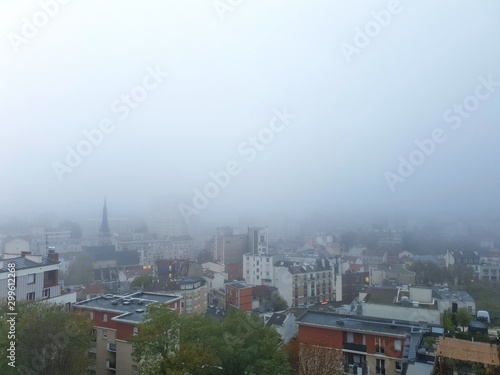 Vue aérienne d'une ville plongée dans le brouillard