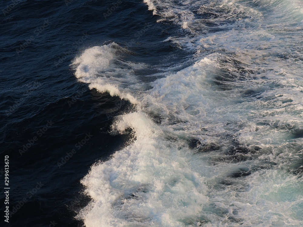 Obraz premium wellen eines schiffes 