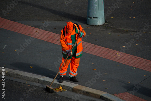 Εκτύπωση καμβά street sweeper in orange uniform sweeping the street