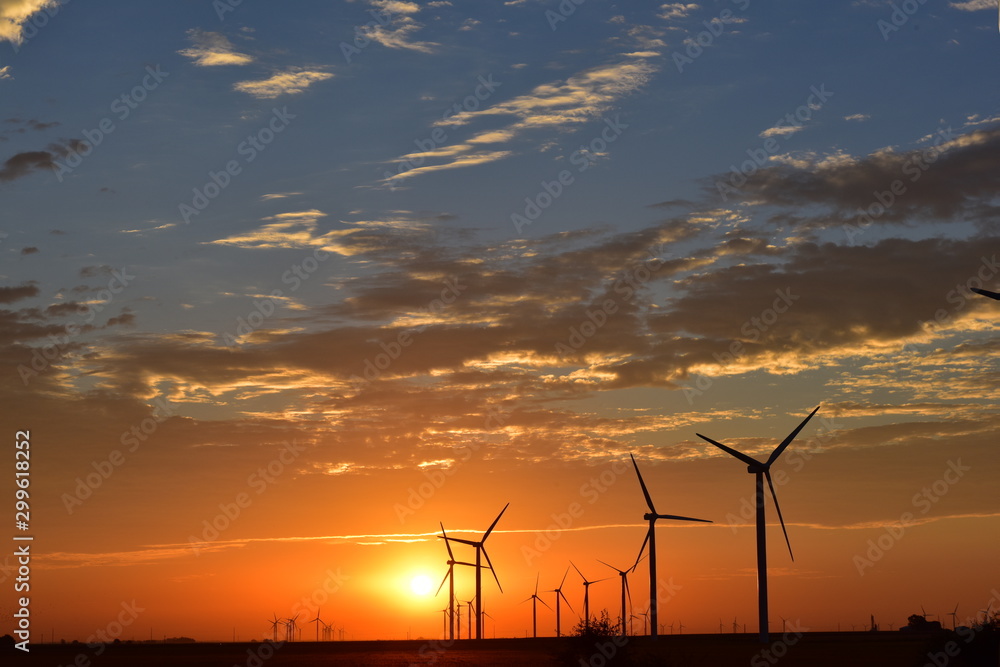 Obraz premium wind turbines at sunset