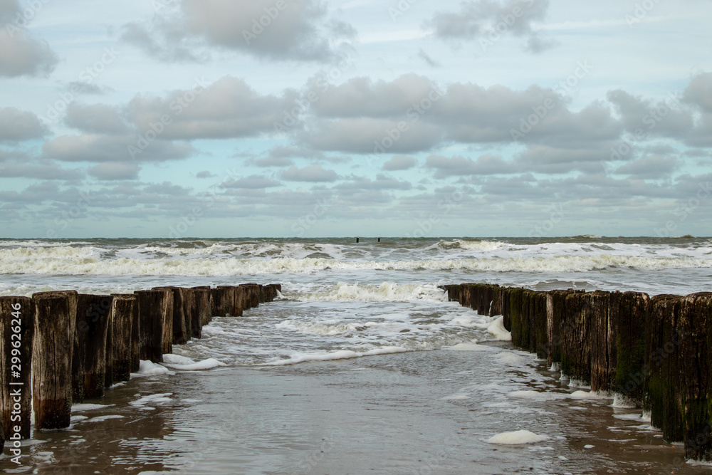 Wellen der Nordsee am Strand, Reihe von Spfeilern